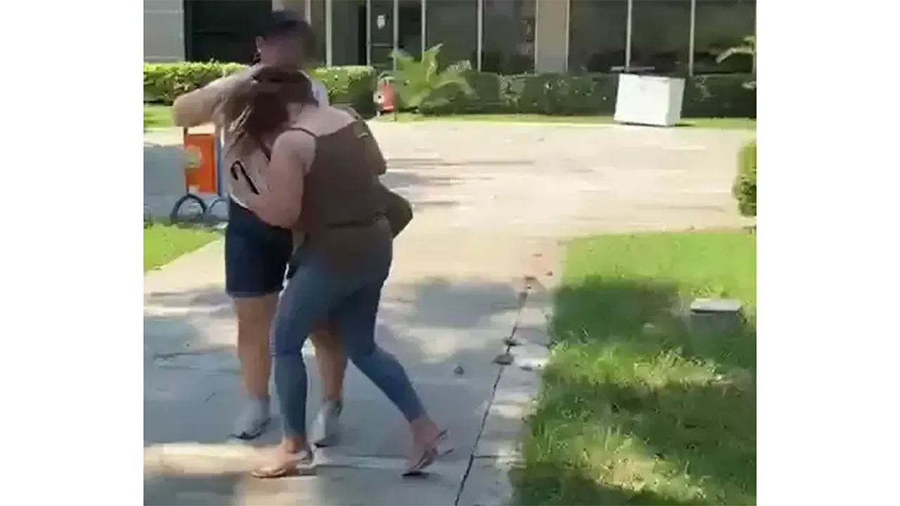 Eşini Başka Kadınla Yakalayan Kadın Parkta Saçından Sürükledi 3