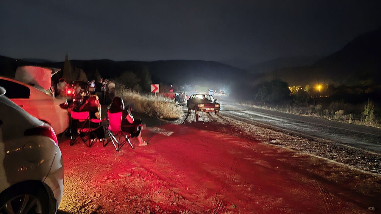 Kamp Sandalyesinde Çay Keyfiyle Yangın Izlediler!