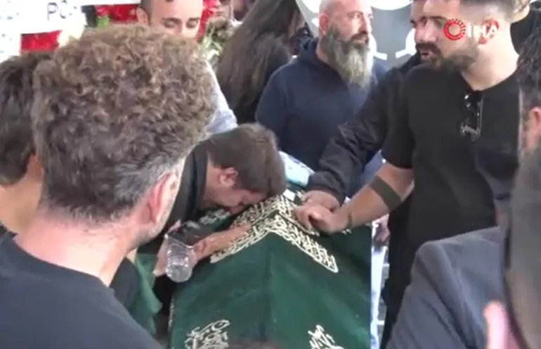 Arabesk Müziğin Sevilen İsmi Güllü Son Yolculuğuna Uğurlandı 3