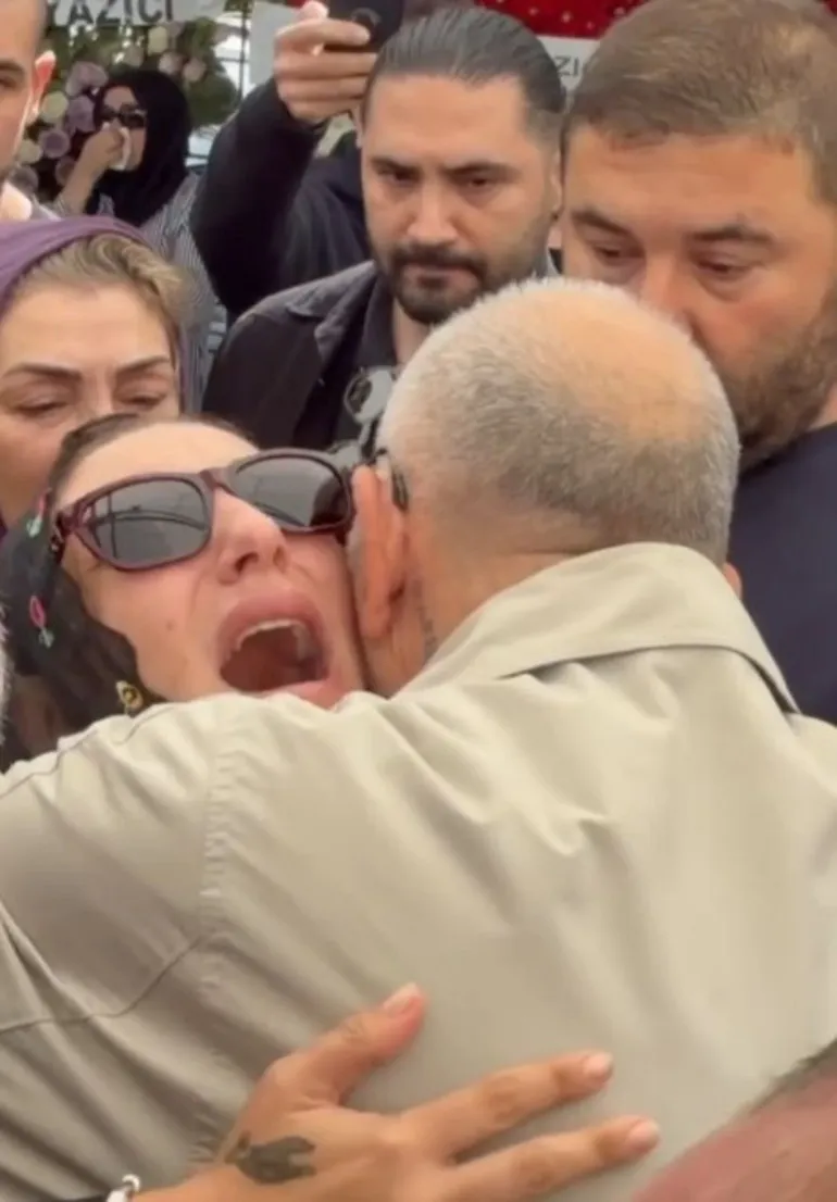 Arabesk Müziğin Sevilen İsmi Güllü Son Yolculuğuna Uğurlandı 6
