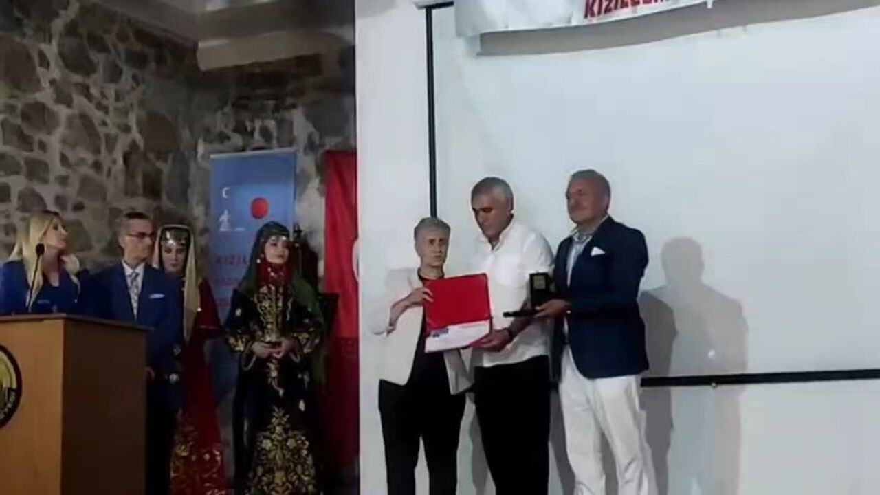 Cengiz Aşıkoğlu’na Kızılelma Türk Dünyası Üstün Hizmet Ödülü Verildi