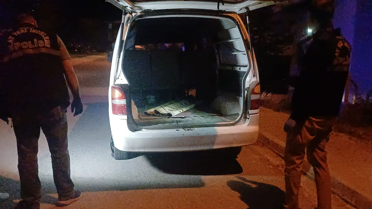 Çorum'da polise çarpıp kaçan aracın bulunduğu terk edilmiş sokak ve olay yeri inceleme ekibi