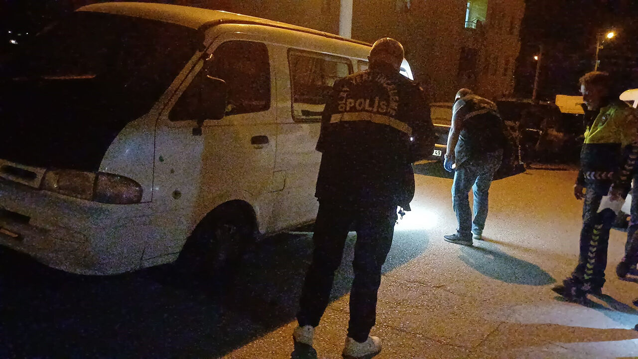 Çorum'da polise çarpıp kaçan aracın bulunduğu terk edilmiş sokak ve olay yeri inceleme ekibi