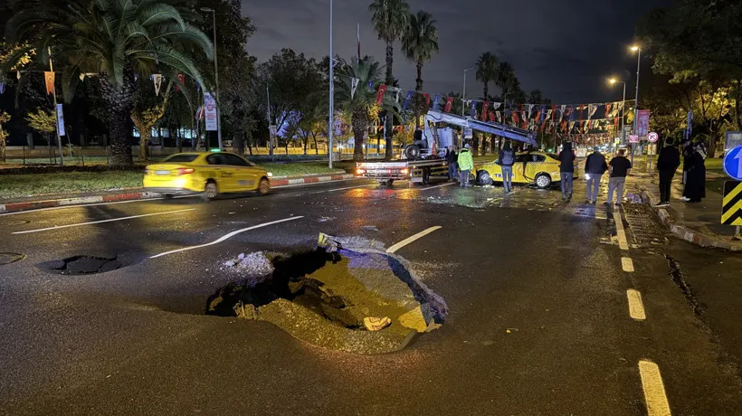 İstanbul’da Sağanak Yağış Etkili Oldu Vatan Caddesi’nde Yol Çöktü 3