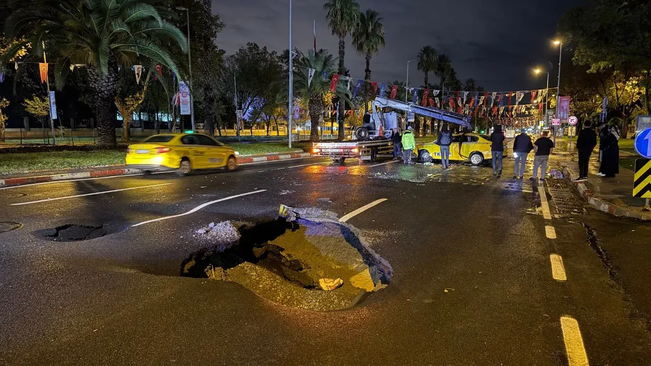 İstanbul’da Sağanak Yağış Etkili Oldu Vatan Caddesi’nde Yol Çöktü