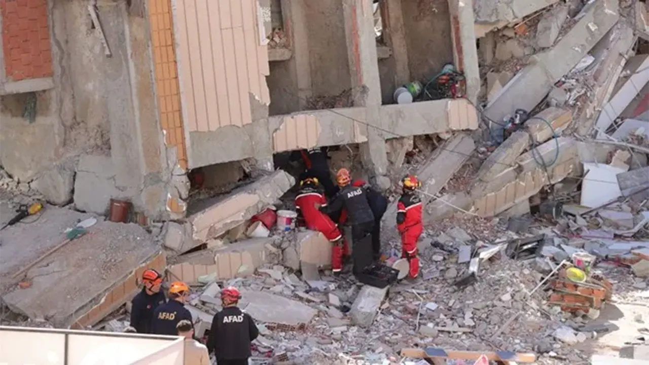 Kocaeli Gebze’de Facia 7 Katlı Bina Çöktü, 5 Kişilik Aileye Ulaşılamıyor