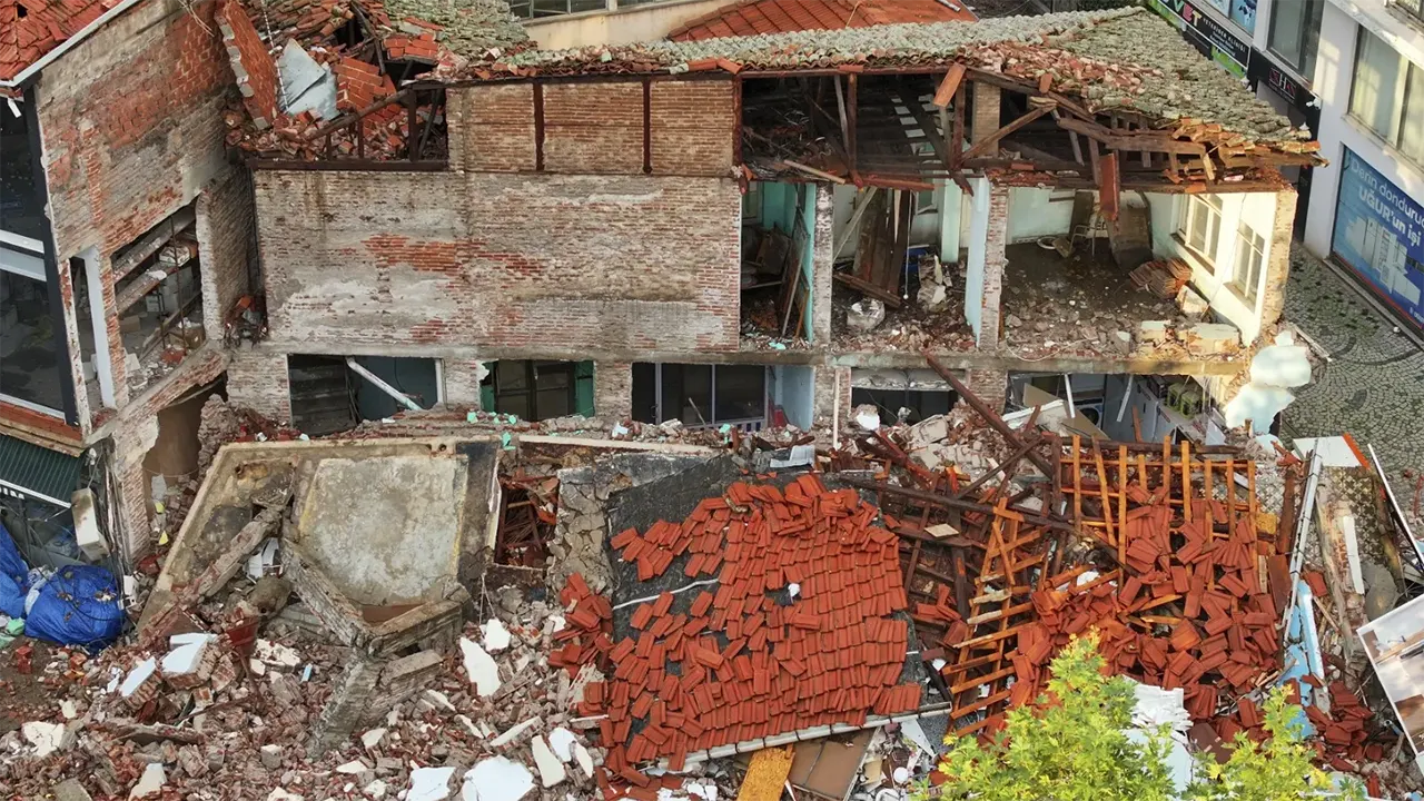 Sındırgı’da 6,1 Büyüklüğünde Deprem Yıkımın Boyutu Gün Ağarınca Ortaya Çıktı 2