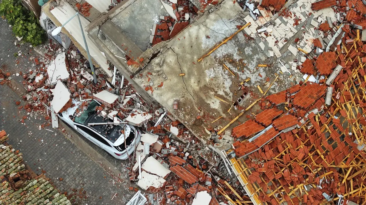 Sındırgı’da 6,1 Büyüklüğünde Deprem Yıkımın Boyutu Gün Ağarınca Ortaya Çıktı 3