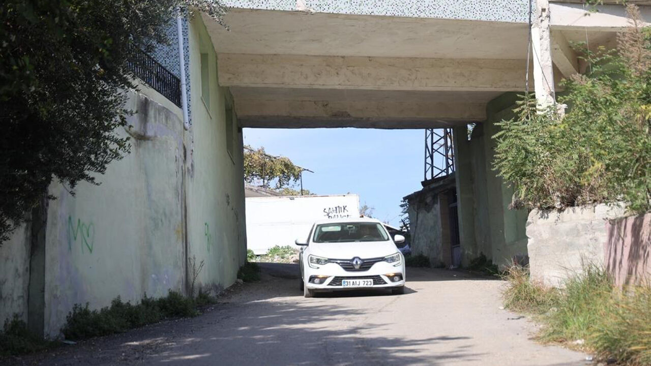 Bu Caminin Altından Yol Geçiyor! Mimarisi Karşısında Herkes Durup Fotoğraf Çekiyor 3