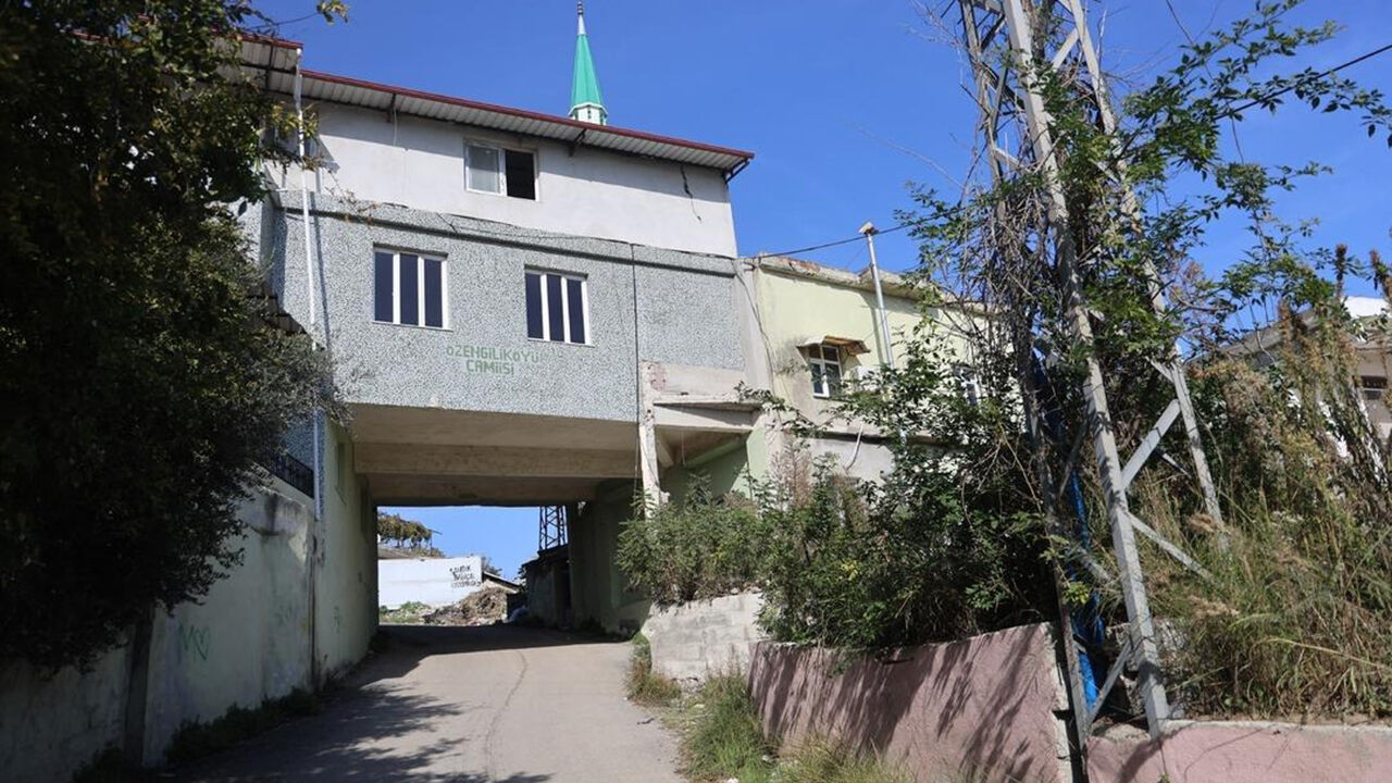 Bu Caminin Altından Yol Geçiyor! Mimarisi Karşısında Herkes Durup Fotoğraf Çekiyor 32