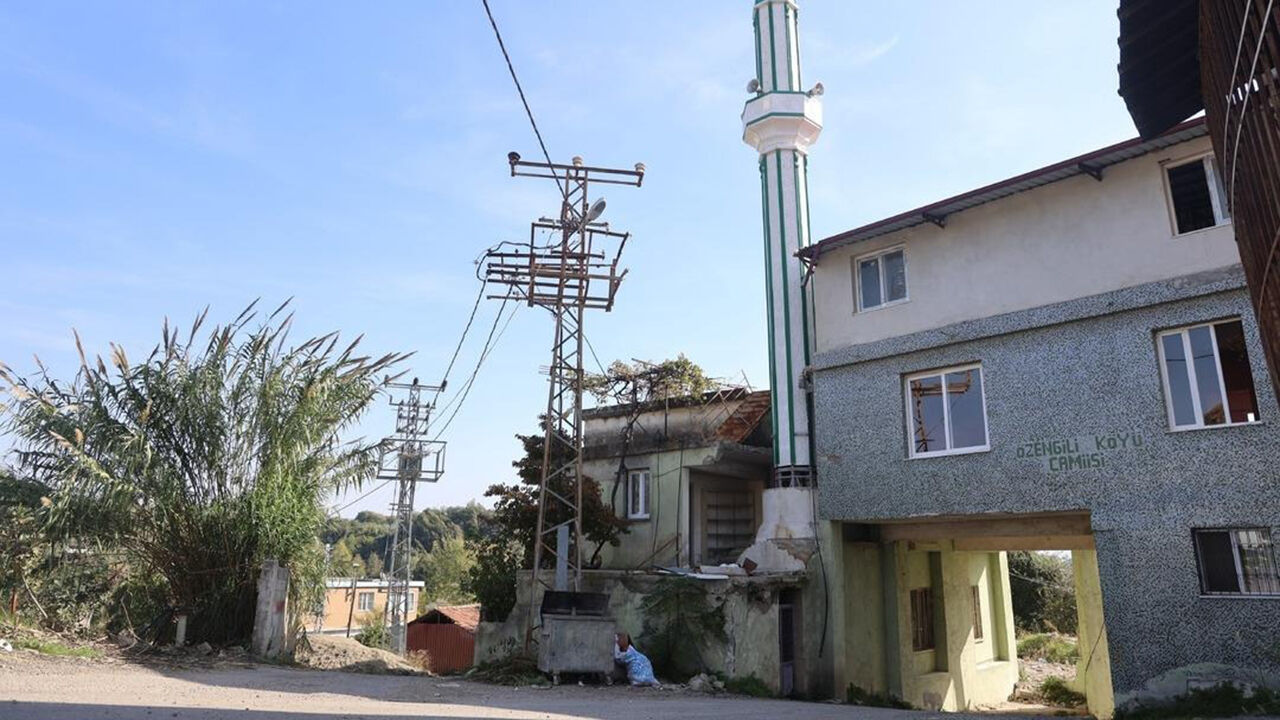 Bu Caminin Altından Yol Geçiyor! Mimarisi Karşısında Herkes Durup Fotoğraf Çekiyor