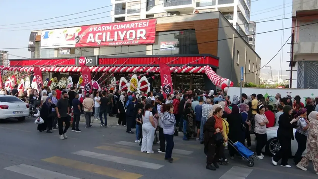 Ucuzluk Çılgınlığı Sokaklara Taştı Trafik Durma Noktasına Geldi 2