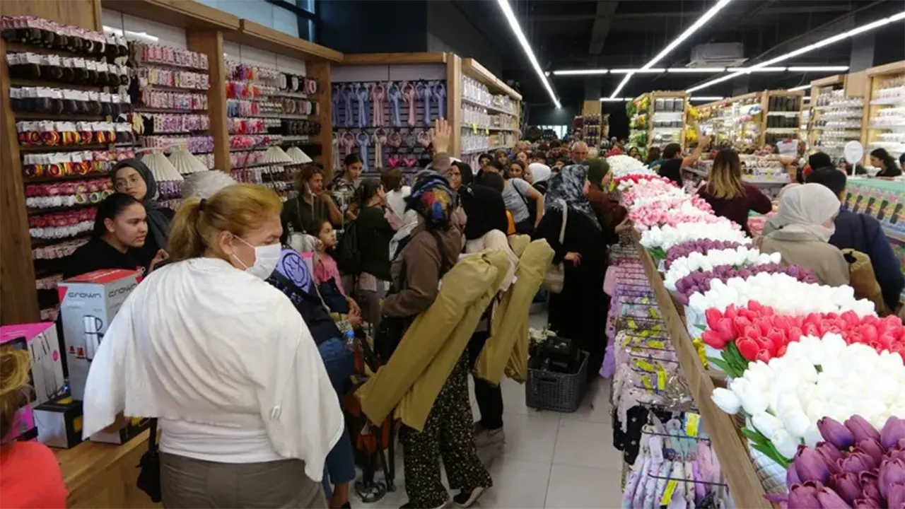 Ucuzluk Çılgınlığı Sokaklara Taştı Trafik Durma Noktasına Geldi 3