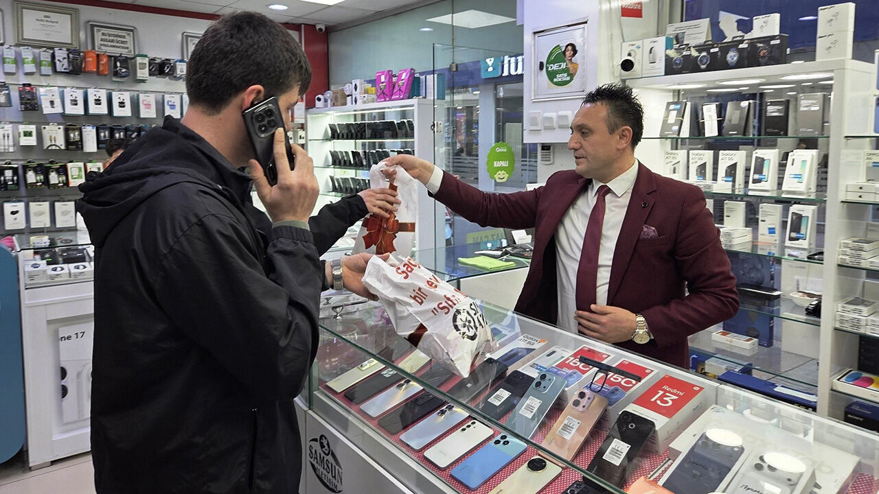 Gülmek Garanti Paraları Teslim Alırken Kendinden Geçen Esnaf 2