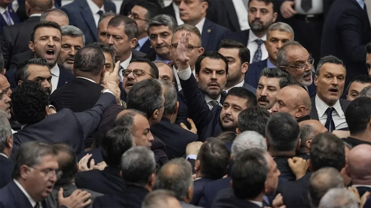 Meclis'te Bütçe Mesaisi Olaylı Bitti Yumruklar Havada Uçuştu 3
