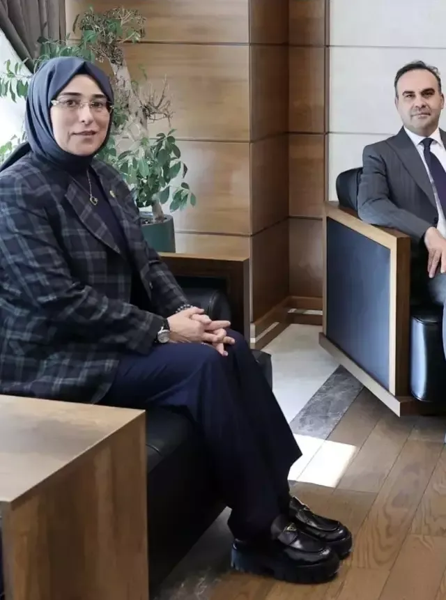 Sosyal Medya Bu Ayakkabıyı Konuşuyor 52 Bin 500 Tl'lik Prada Krizi. 3