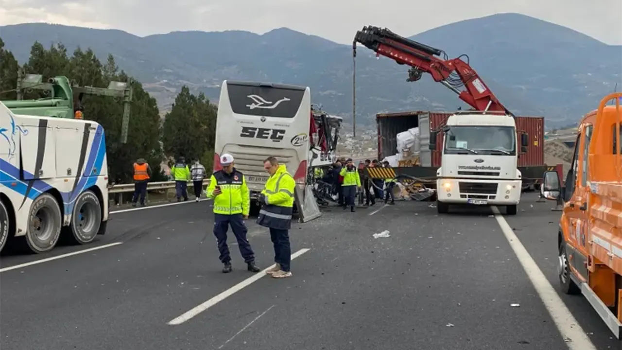 Tıra Arkadan Vurdu, Otobüsün Önü Yok Oldu 7 Ölü, 11 Yaralı 2