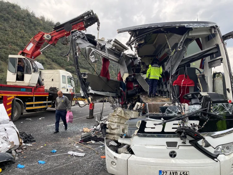Tıra Arkadan Vurdu, Otobüsün Önü Yok Oldu 7 Ölü, 11 Yaralı