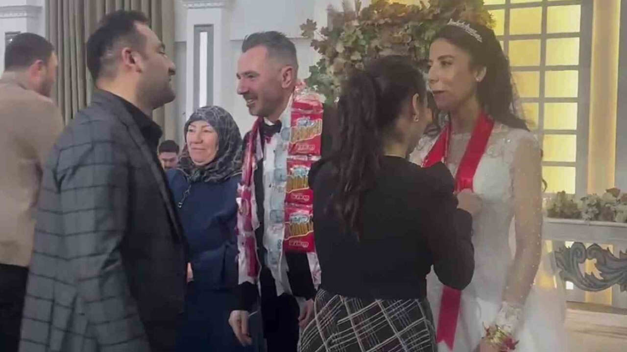 Amasya’daki Düğünde Ilginç Anlar Damada Altın Yerine Bakın Ne Taktılar2
