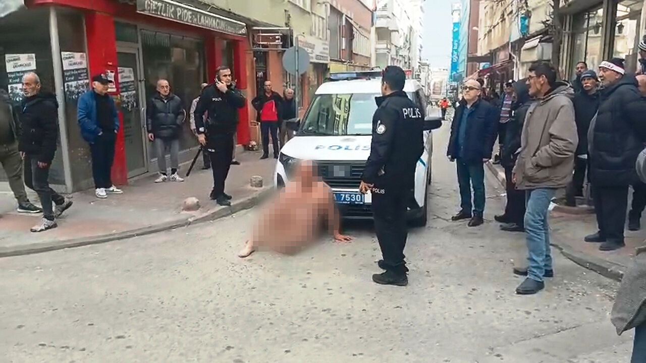 Caddede Çıplak Dolaşan Şahıs Mahalleyi Ayağa Kaldırdı Herkes Şokta 3