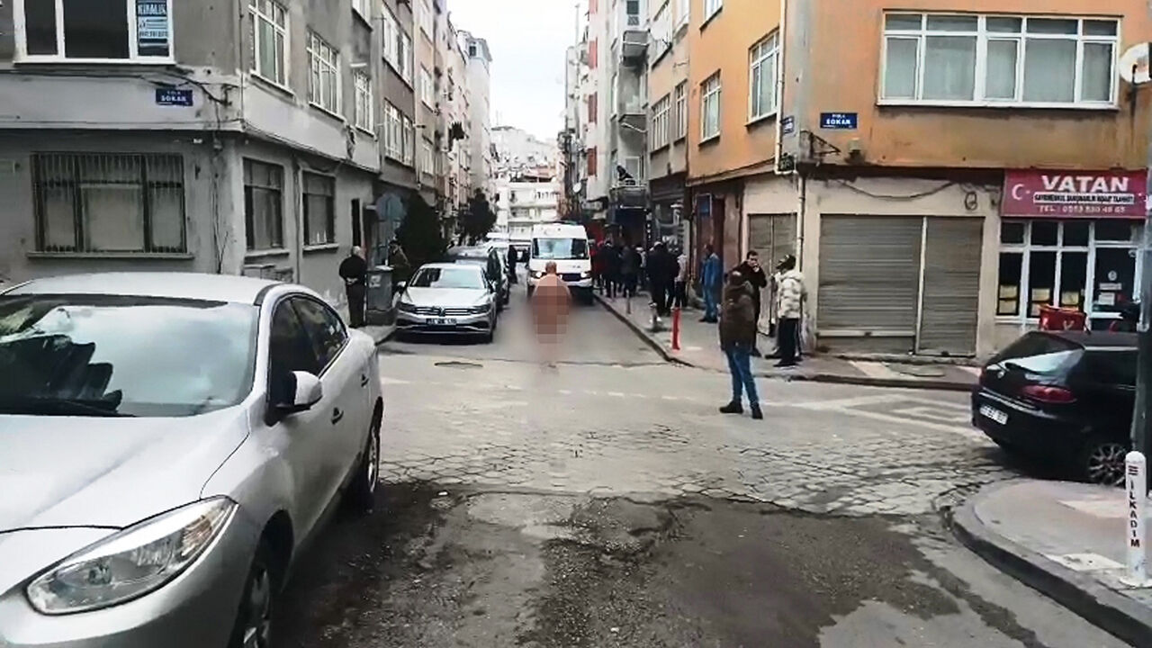Caddede Çıplak Dolaşan Şahıs Mahalleyi Ayağa Kaldırdı Herkes Şokta