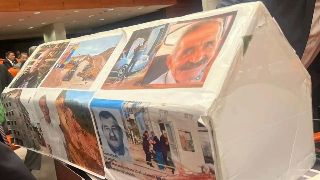 Meclis Karıştı! Kürsüye Maket Tabut Getirilince Vekiller Birbirine Girdi 3