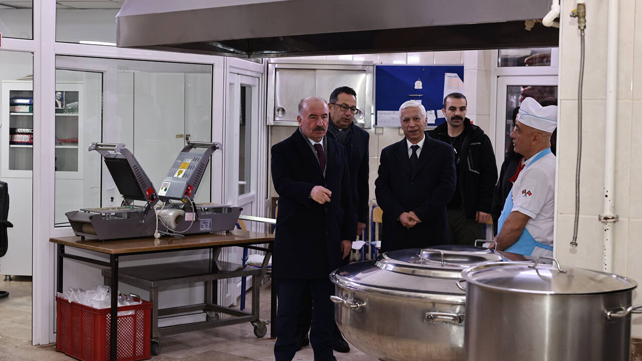Valisosyalyardımlasmaziyaret (3)