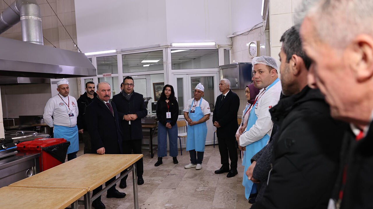 Valisosyalyardımlasmaziyaret (4)