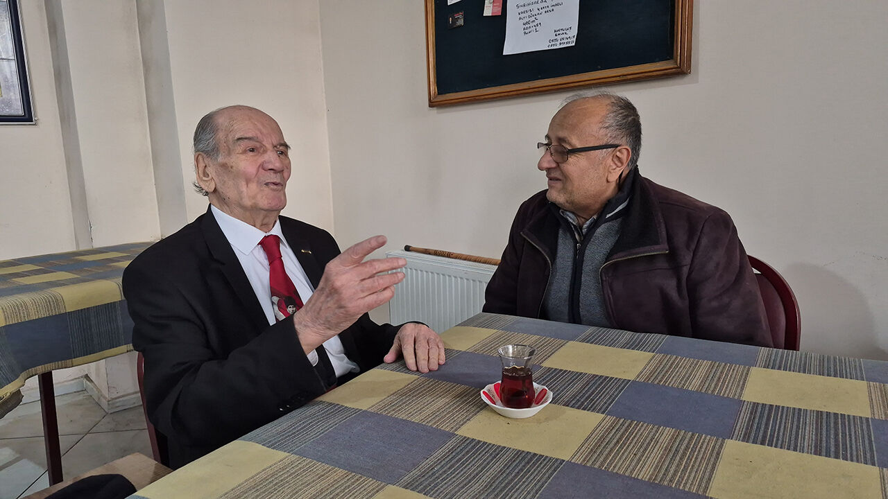 İnsanlara Olan Sevgisini Böyle Gösteriyor 91 Yaşında Şıklık Dersi 2