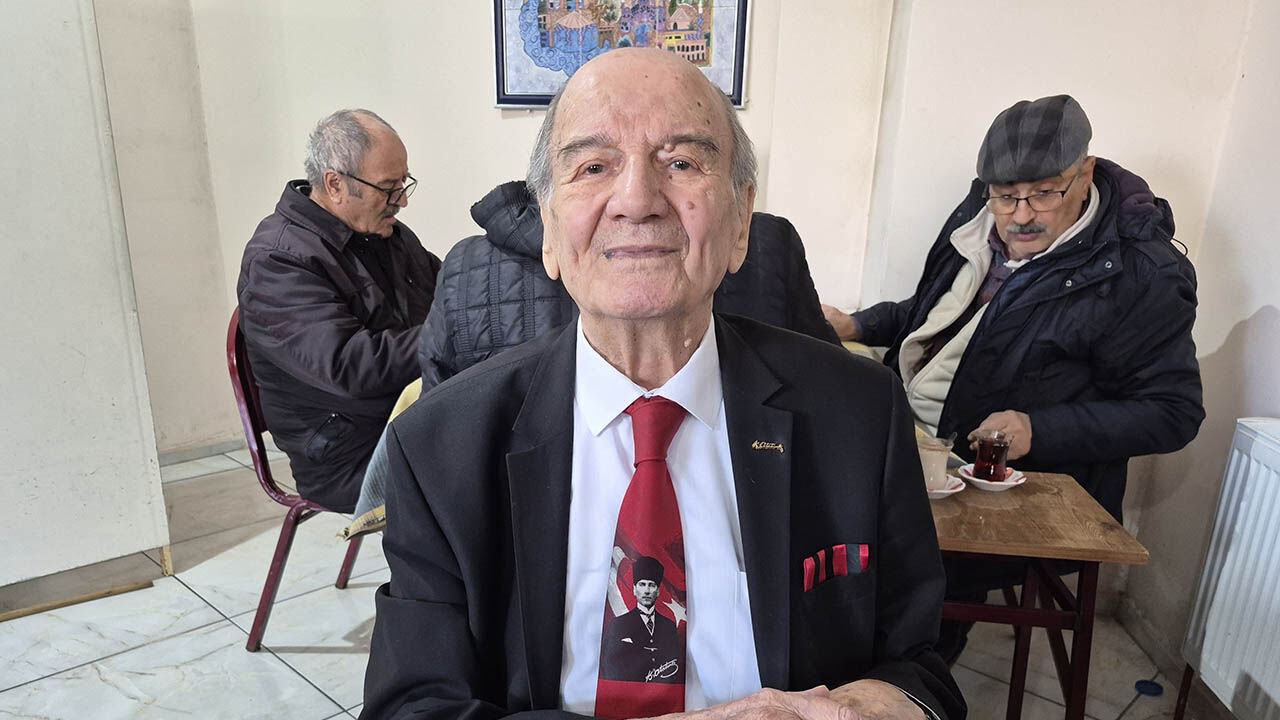 İnsanlara Olan Sevgisini Böyle Gösteriyor 91 Yaşında Şıklık Dersi