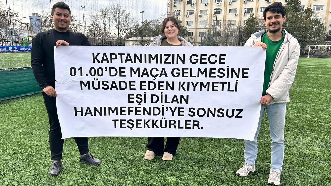 Sahada Öyle Bir Pankart Açıldı Ki Görenler Dönüp Bir Daha Baktı!