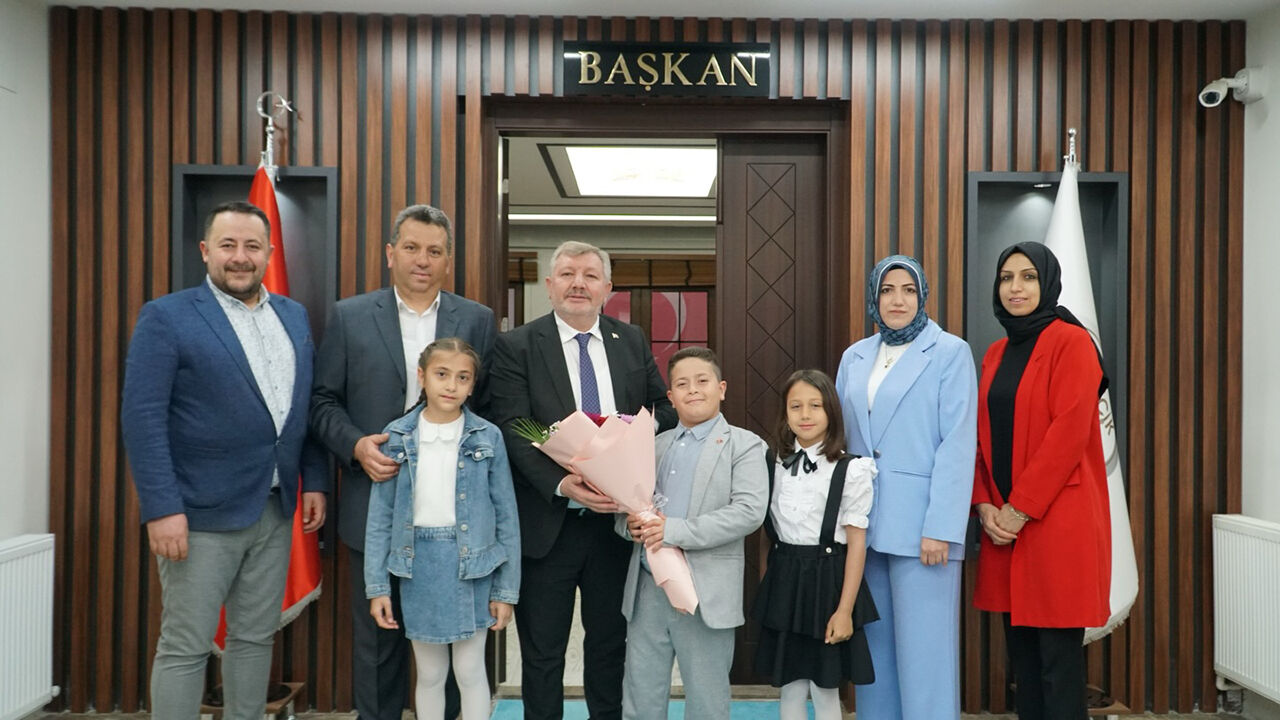 674449384 18581979376012598 8480325302518023168 N