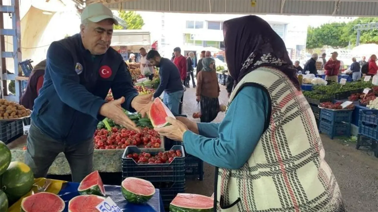 Sezonun Ilk Karpuzu Tezgâha Indi Fiyatı Görenler Şaşkınlığını Gizleyemedi 2