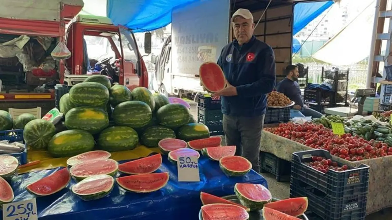 Sezonun Ilk Karpuzu Tezgâha Indi Fiyatı Görenler Şaşkınlığını Gizleyemedi 3