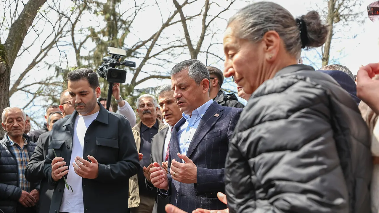 Chp Lideri Özgür Özel, Üç Fidan’ı Mezarları Başında Andı 2