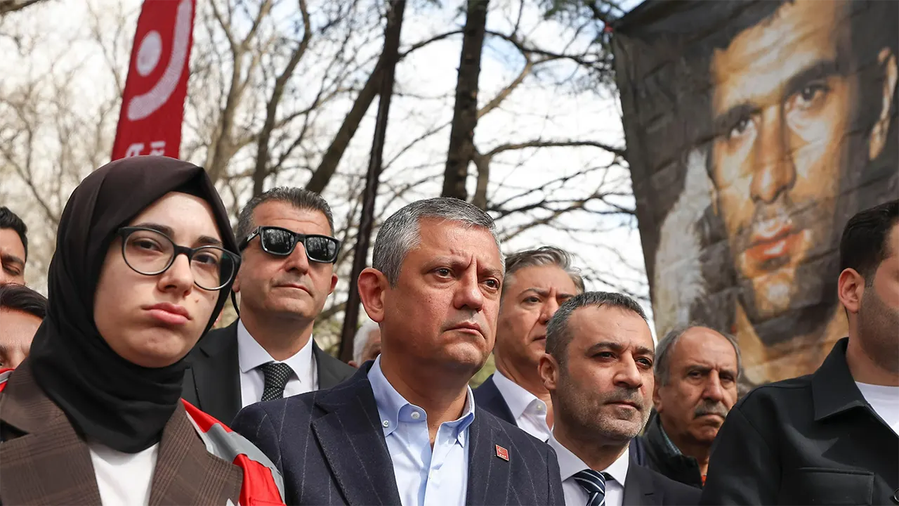 Chp Lideri Özgür Özel, Üç Fidan’ı Mezarları Başında Andı 3