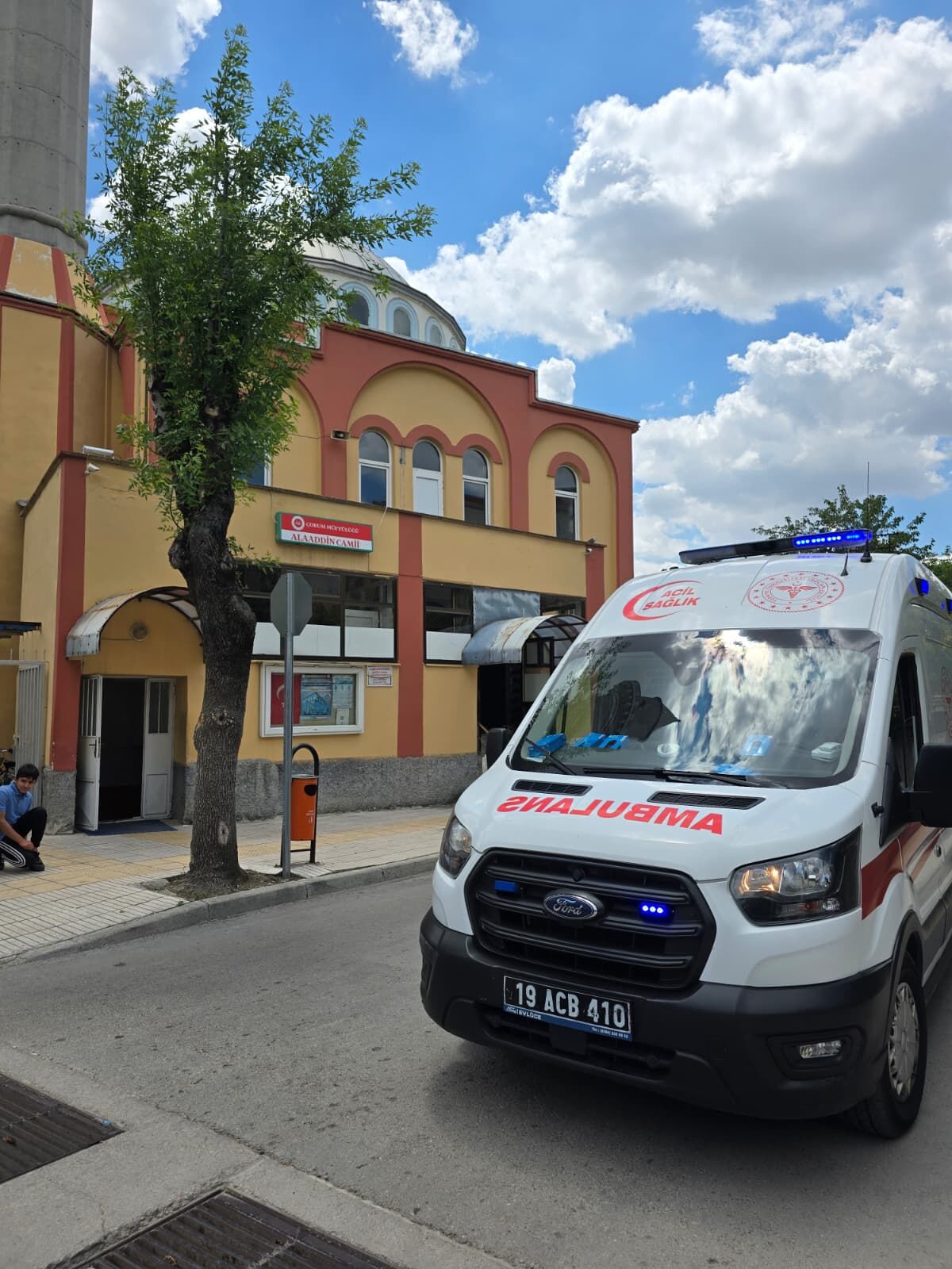 Çorum’da Cuma Namazında Fenalaşan Vatandaşa Ambulansta Müdahale Edildi 2