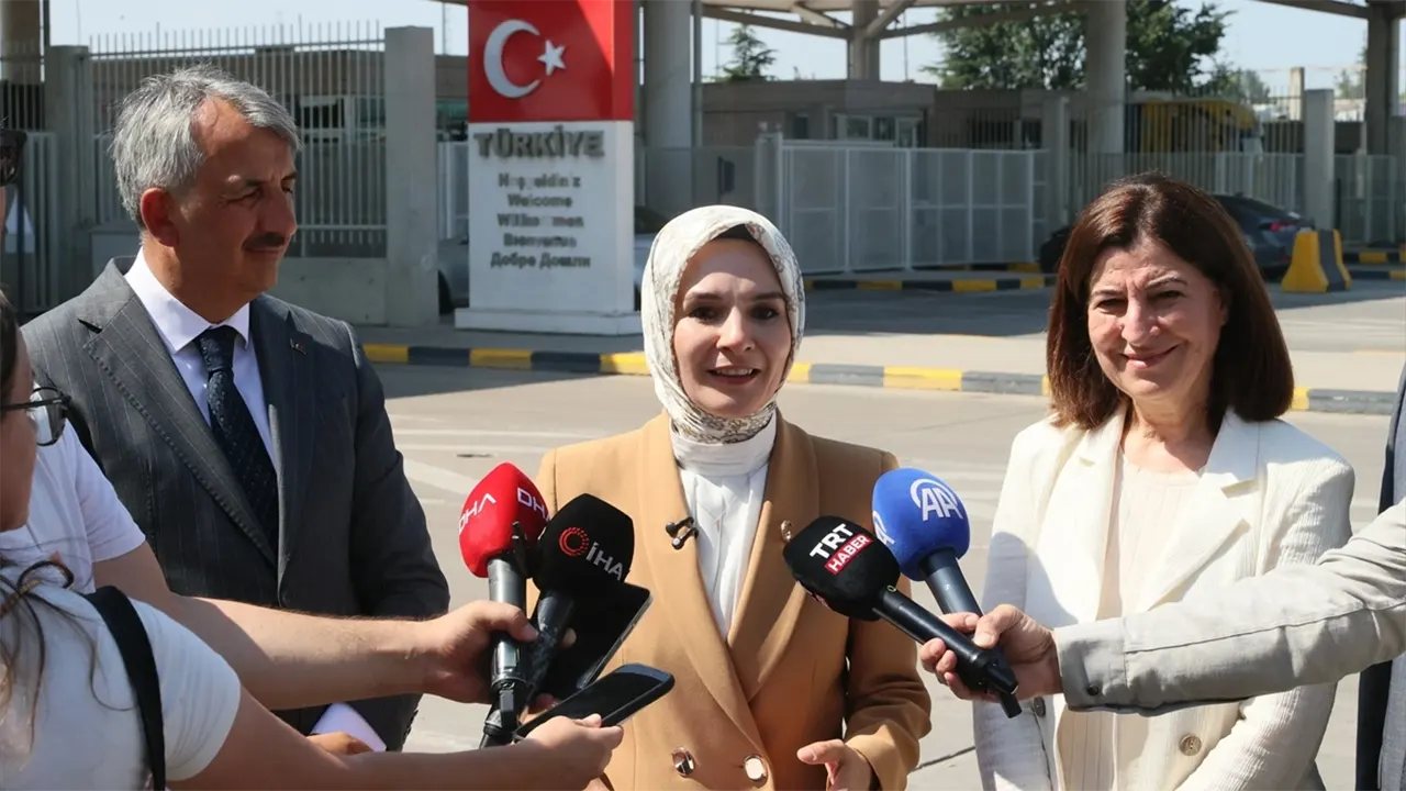 Bakan Göktaş Gurbetçileri Sınırda Karşıladı 'Onlar Bizim Gurur Kaynağımız' 3