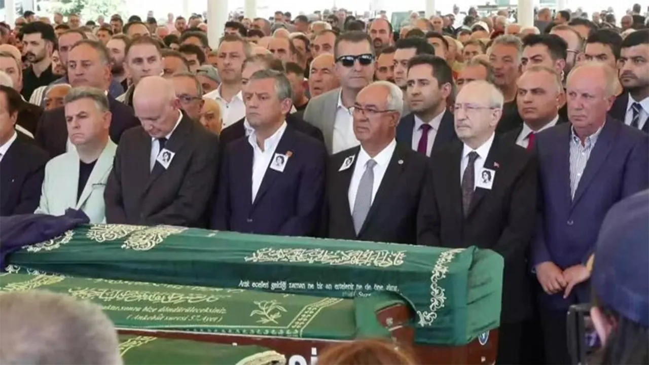 Chp'de Tüm Gözlerin Çevrildiği Karşılaşma Cenaze Töreninde Dikkat Çeken Tokalaşma 2