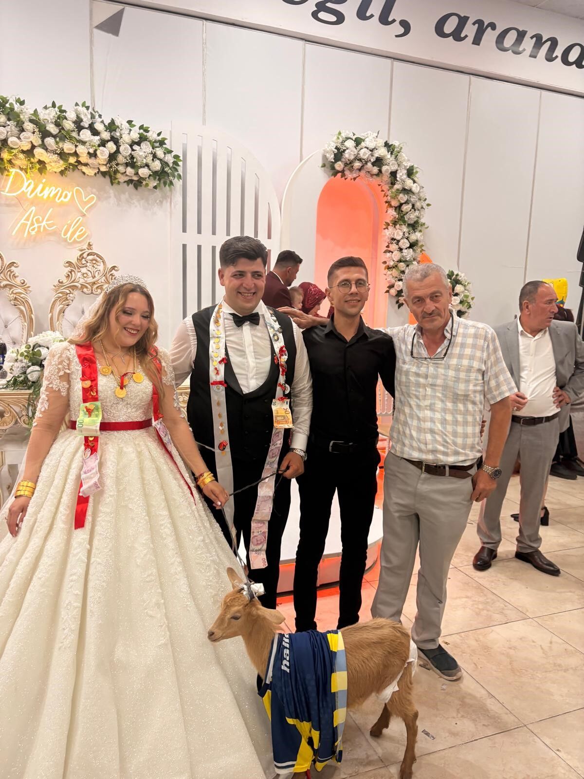 Damat Neye Uğradığını Şaşırdı! Takı Merasiminde Gelen Hediye Salondakileri Güldürdü! 2