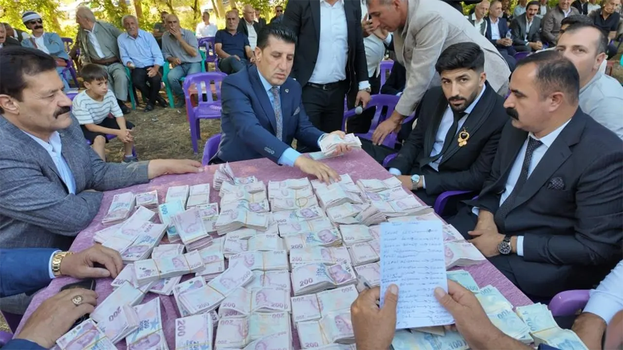 İki Gün Iki Gece Süren Düğünde Çifte 6 Milyon Liralık Takı Takıldı 3