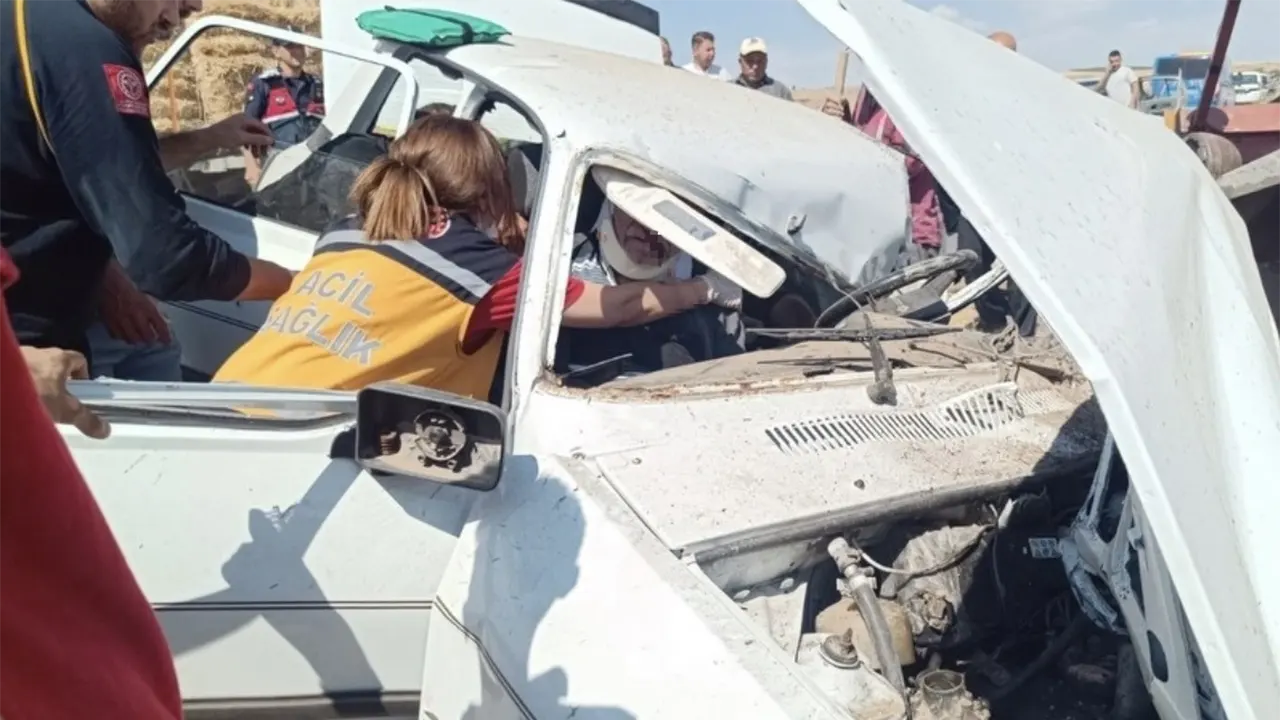 Park Halindeki Traktöre Çarpan Otomobilde Can Pazarı 2