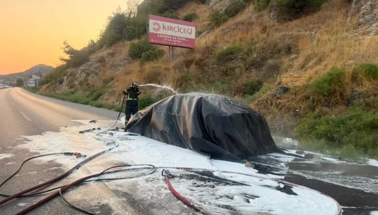 30 Yıllık Itfaiyeci Şaştı Kaldı Elektrikli Araç Yandı, 12 Saatte Söndürülemedi!