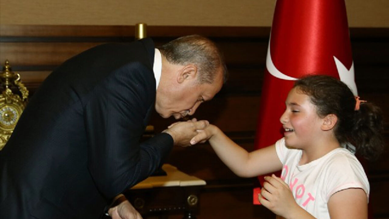 24848 Cumhurbaskani Erdogan Cocuklarla Bulustu 281750