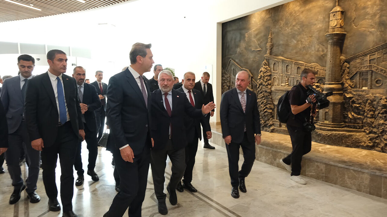 Bakan Alparslan Bayraktar’dan Çorum Beledi̇yesi̇’ne Zi̇yaret (3)
