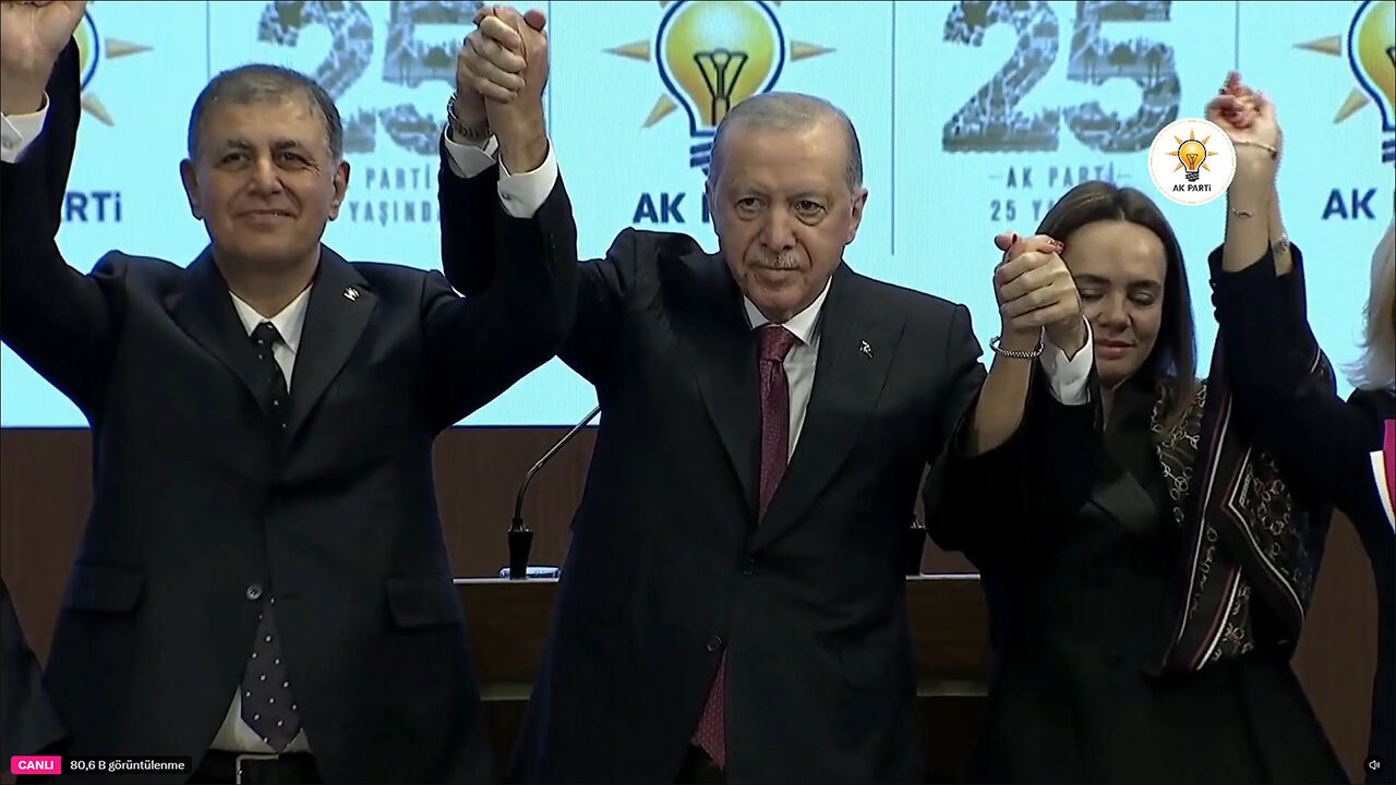 Cemil Tugay Ak Parti'ye Katıldı Rozeti Cumhurbaşkanı Erdoğan Taktı 2