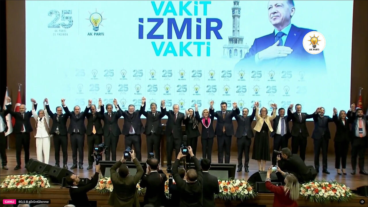 Cemil Tugay Ak Parti'ye Katıldı Rozeti Cumhurbaşkanı Erdoğan Taktı 3