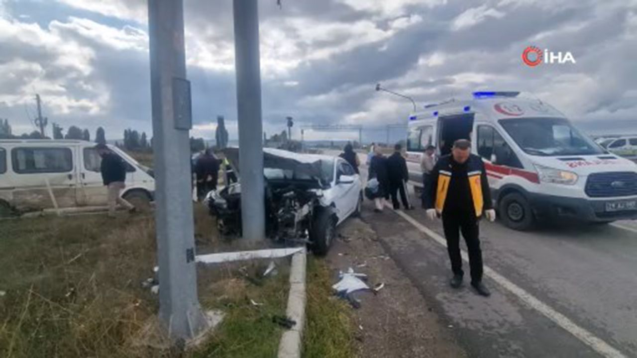 Çorum Alaca Trafik Kazası Minibüs Ile Otomobil Çarpıştı 6 Yaralı